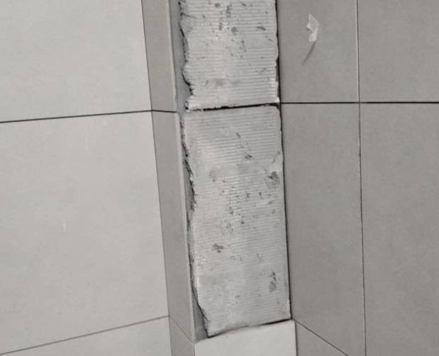 通渭瓷砖空鼓维修公司分享下瓷砖施工前基层浇水润湿程度不足，可能导致以下问题