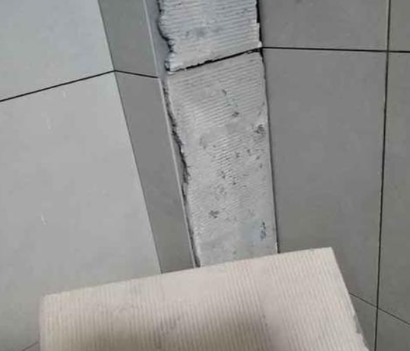 通渭瓷砖空鼓维修公司分享下厨房瓷砖脱落的补救措施。